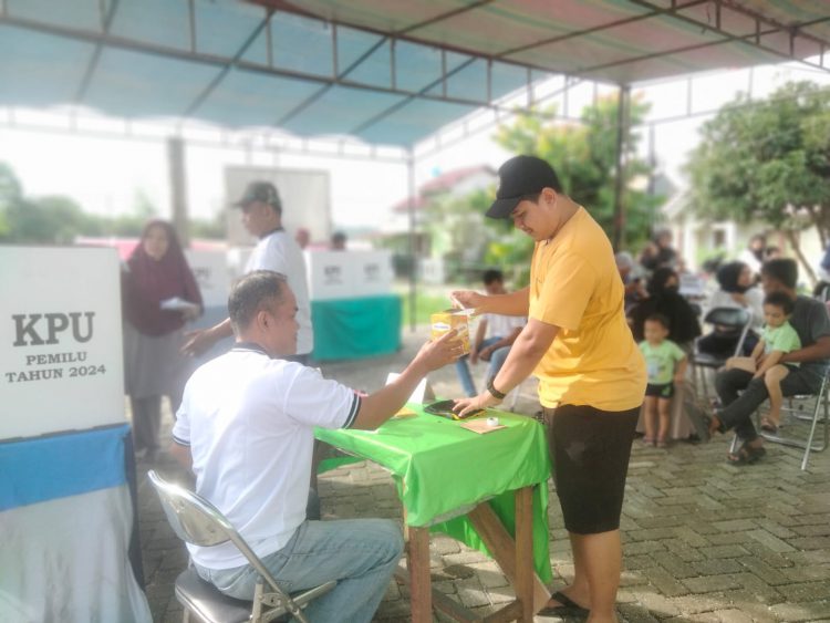 TPS Sialang Rampai Berikan Cokelat Sebagai Hadiah untuk Pencoblos