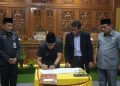 Foto : Waka II DPRD Kuansing Juprizal, Saat memberikan keterangan kepada awak media selesai pengesahan anggaran APBD KUANSING 2024 (doc.Kominfo Kuansing).