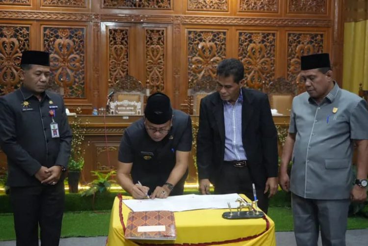 Foto : Waka II DPRD Kuansing Juprizal, Saat memberikan keterangan kepada awak media selesai pengesahan anggaran APBD KUANSING 2024 (doc.Kominfo Kuansing).