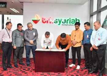 Direktur Dana & Jasa, M.A. Suharto saksikan penandatanganan Perjanjian Kerja Sama (PKS) antara PT Bank Riau Kepri Syariah bersama PT Phoenix Kreatif Digital