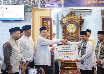 Pj Gubri Serahkan Bantuan Puluhan Juta Rupiah saat Safari Ramadan di Masjid Ibadah Kereta Api