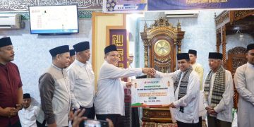 Pj Gubri Serahkan Bantuan Puluhan Juta Rupiah saat Safari Ramadan di Masjid Ibadah Kereta Api