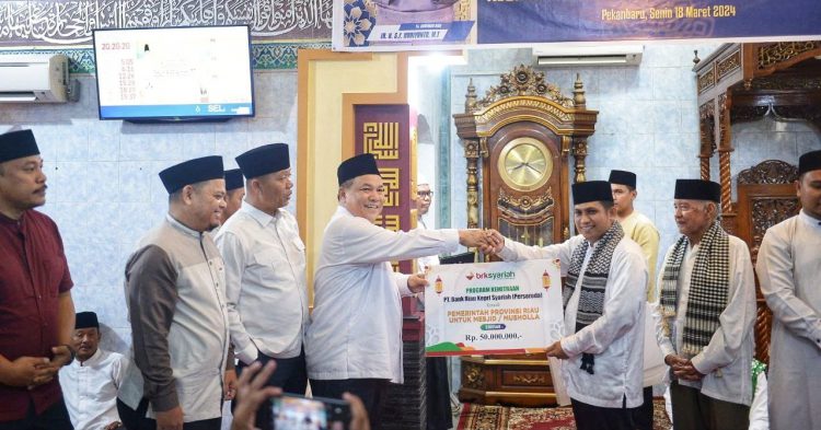 Pj Gubri Serahkan Bantuan Puluhan Juta Rupiah saat Safari Ramadan di Masjid Ibadah Kereta Api