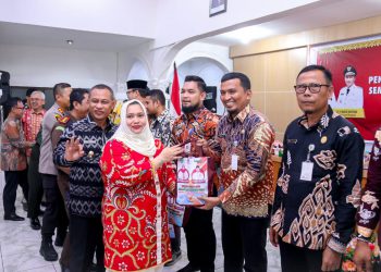 Bupati Bengkalis, Kasmarni saat launching ratusan ribu paket sembako murah, kegiatan ini sebagai salah satu langkah menekan kemiskinan ekstrem di Kabupaten Bengkalis