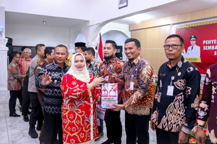 Bupati Bengkalis, Kasmarni saat launching ratusan ribu paket sembako murah, kegiatan ini sebagai salah satu langkah menekan kemiskinan ekstrem di Kabupaten Bengkalis