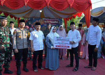 Bupati Bengkalis Kasmarni menerima bantuan CSR secara simbolis dari pimpinan Bank Riau Kepri Syariah Bengkalis