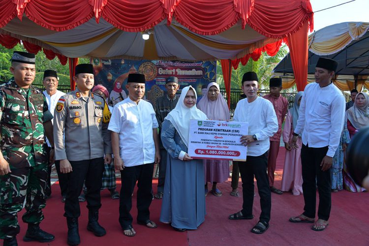 Bupati Bengkalis Kasmarni menerima bantuan CSR secara simbolis dari pimpinan Bank Riau Kepri Syariah Bengkalis