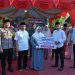 Bupati Bengkalis Kasmarni menerima bantuan CSR secara simbolis dari pimpinan Bank Riau Kepri Syariah Bengkalis