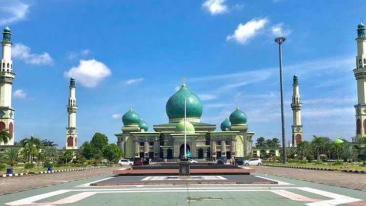 Pj Gubri dan OPD Sediakan 5.000 Paket Berbuka di Masjid Raya Annur Riau