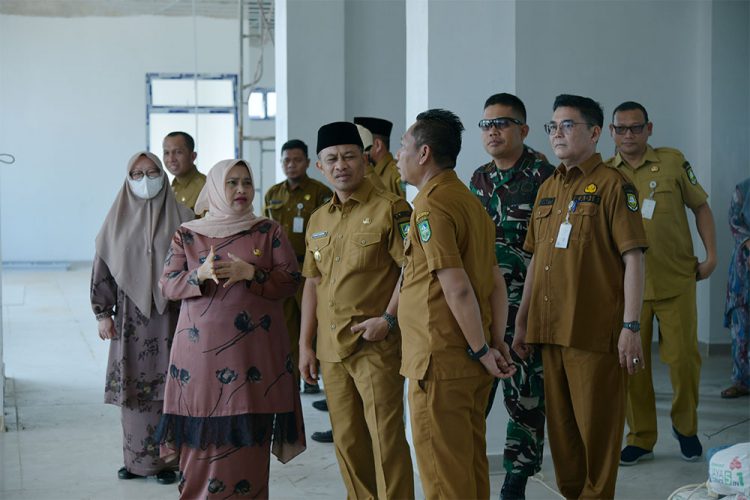 Bupati Kasmarni bersama Wabup Dr H Bagus Santoso saat melakukan peninjauan RSUD Pratama Rupat Utara