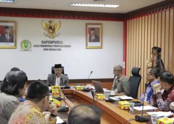 Ketua Bapemperda DPRD Riau Sunaryo saat memimpin rapat, Kamis (7/3/2024).