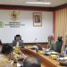 Ketua Bapemperda DPRD Riau Sunaryo saat memimpin rapat, Kamis (7/3/2024).