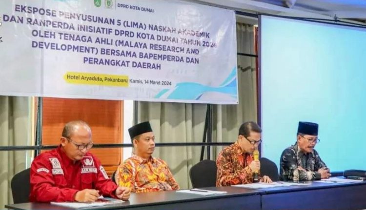 Ketua DPRD Kota Dumai, H. Suprianto, S.H (dua dari kanan) didampingi Wakil Ketua DPRD Kota Dumai, Sekwan dan Ketua Bapemperda DPRD Kota Dumai, ekspose penyusunan 5 (lima) Naskah Akademik dan Ranperda Kota Dumai Tahun 2024.