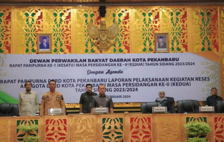 Rapat paripurna DPRD Pekanbaru terkait laporan kegiatan reses