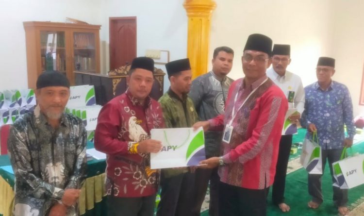 Teks foto: SHR Manager RAPP Mabrur menyerahkan bingkisan berupa bahan baju hasil produksi Asia Pacific Yarn (APY) kepada perwakilan undangan.