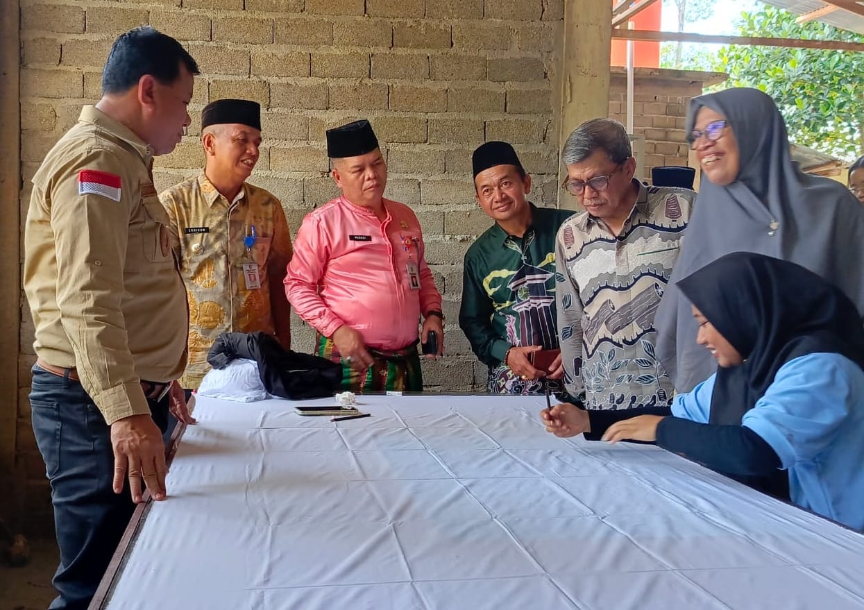 Bupati Kuansing Suhardiman Amby dan Presiden Direktur APR Basri Kamba, didampingi Bu Sura, meninjau proses produksi batik di Rumah Produksi Batik Nagori, Jumat (1/3/2024). 