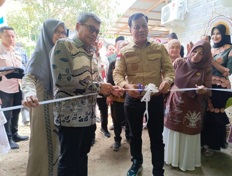 Bupati Kuansing Suhardiman Amby dan Presiden Direktur APR Basri Kamba meresmikan Rumah Produksi Batik Nagori, Jumat (1/3/2024).