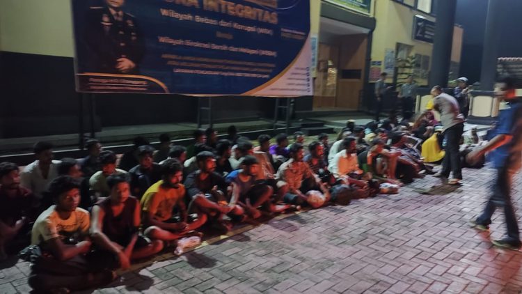 Penggerebekan Rumah Penampungan Rohingya di Pekanbaru, Tiga Agen Penyelundup Diamankan