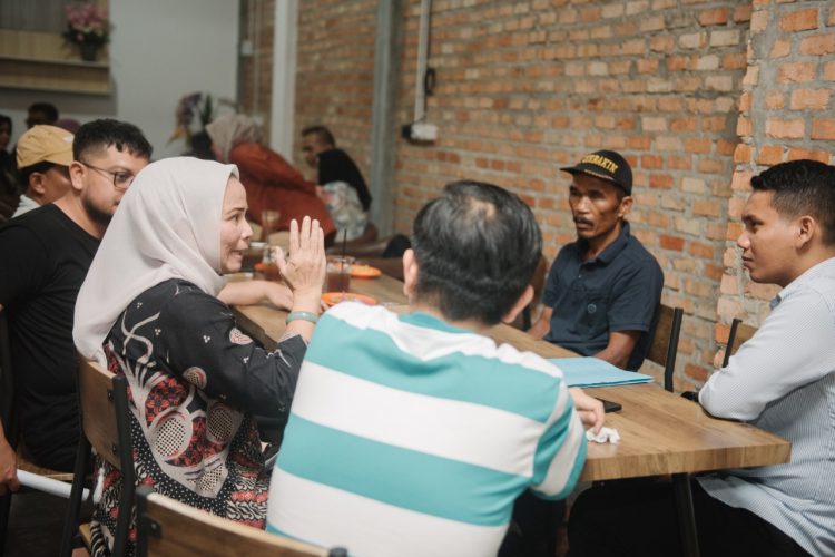 Buruh Korban Cacat Akibat Kerja Mengadukan Nasibnya ke Ade Hartati