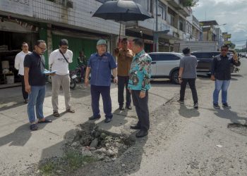 Pj Gubri SF Hariyanto tinjau jalan rusak di Pekanbaru.