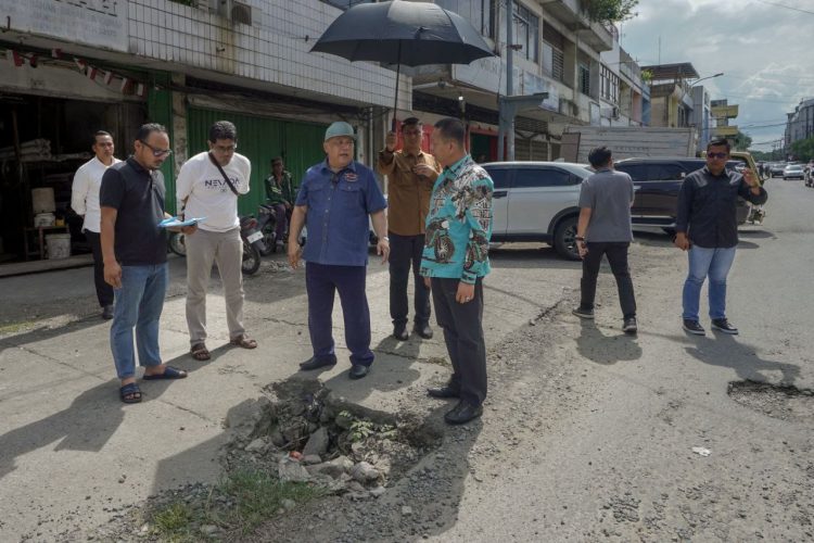 Pj Gubri SF Hariyanto tinjau jalan rusak di Pekanbaru.