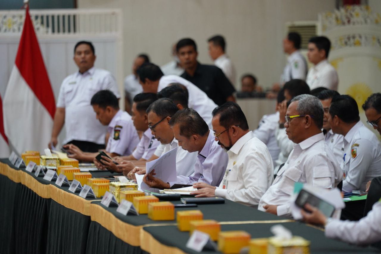 Gubernur Riau Edy Natar Nasution memberikan arahan saat memimpin pertemuan dengan seluruh perusahaan sawit di Riau, 24 Januari 2024.