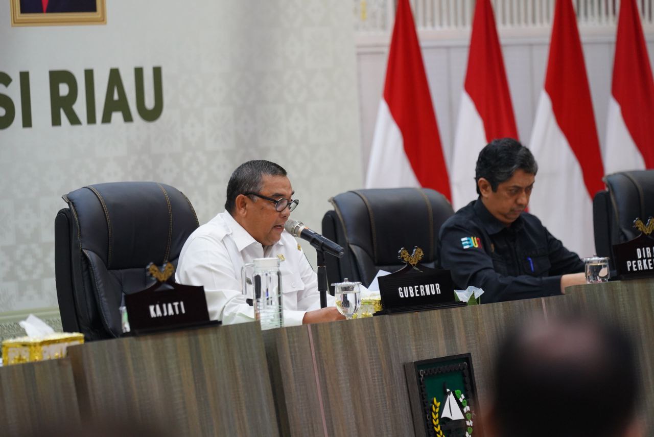 Gubernur Riau Edy Natar Nasution memberikan arahan saat memimpin pertemuan dengan seluruh perusahaan sawit di Riau, 24 Januari 2024.