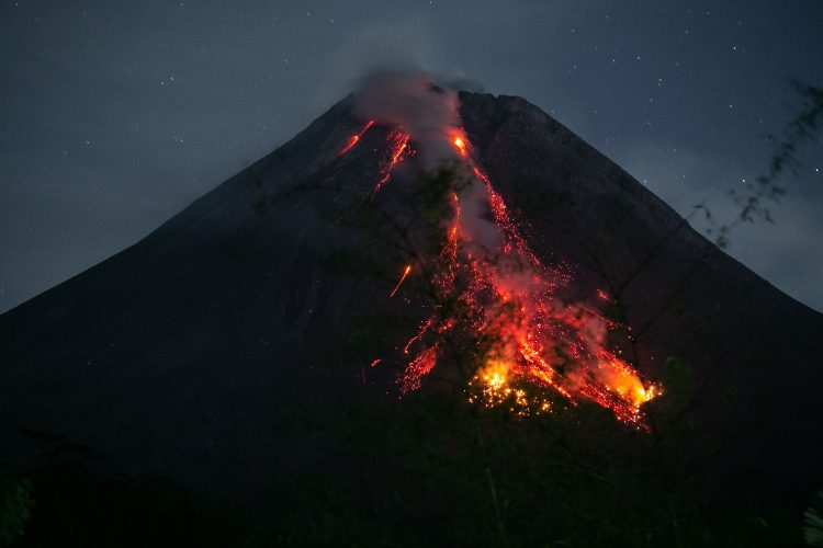 Gunung Marapi di Sumatera Barat Kembali Erupsi