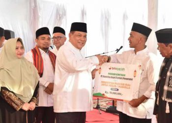 Penyerahan secara simbolis diberikan oleh Ketua Dewan Pengawas BRK Syariah Zulhendri Rais kepada Penjabat (Pj) Gubernur Riau SF Hariyanto, untuk selanjutnya bantuan diserahkan kepada pengurus Masjid Nur Ilham disaksikan oleh Bupati Bengkalis Kasmarni dan Kepala OJK Provinsi Riau Endang Nuryadin