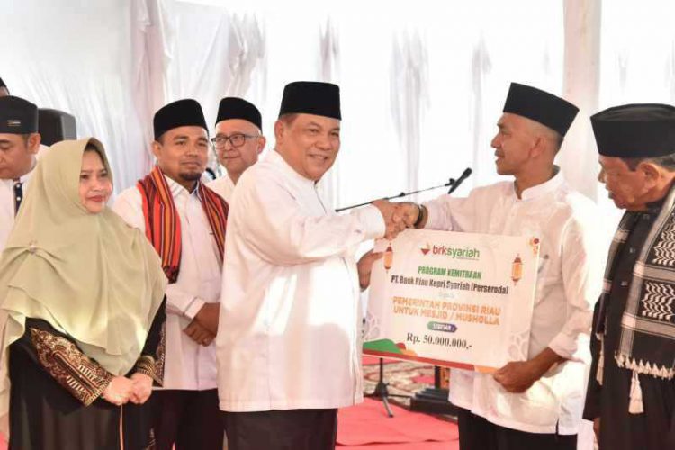 Penyerahan secara simbolis diberikan oleh Ketua Dewan Pengawas BRK Syariah Zulhendri Rais kepada Penjabat (Pj) Gubernur Riau SF Hariyanto, untuk selanjutnya bantuan diserahkan kepada pengurus Masjid Nur Ilham disaksikan oleh Bupati Bengkalis Kasmarni dan Kepala OJK Provinsi Riau Endang Nuryadin