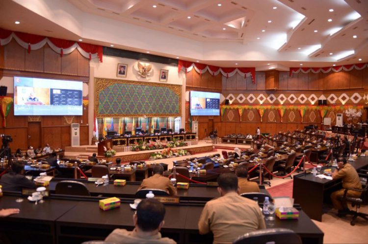 Rapat paripuna terkait penyampaian usulan DPRD Riau tentang pemberhentian Gubernur Masa Jabatan 2019-2024.