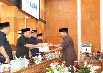 Anggota DPRD Siak Dapil 4 Ridha Alwis menyerahkan hasil laporan reses kepada Ketua DPRD Siak Indra Gunawan