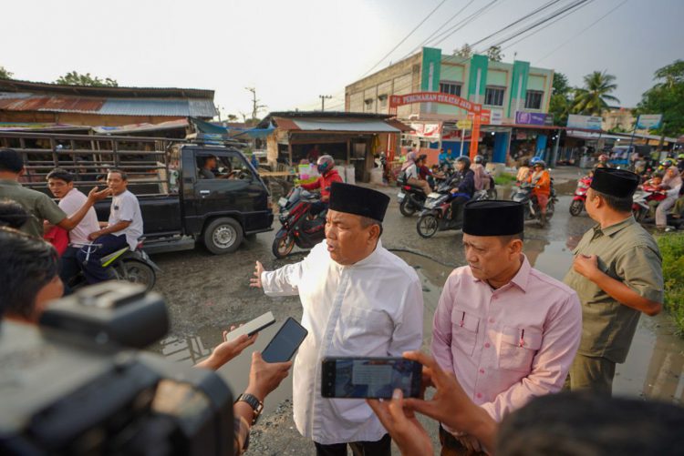 Tinjau Jalan Rusak di Tarai Bangun,  Pj Gubri Pastikan Tambal Sulam Dikebut Sebelum Lebaran