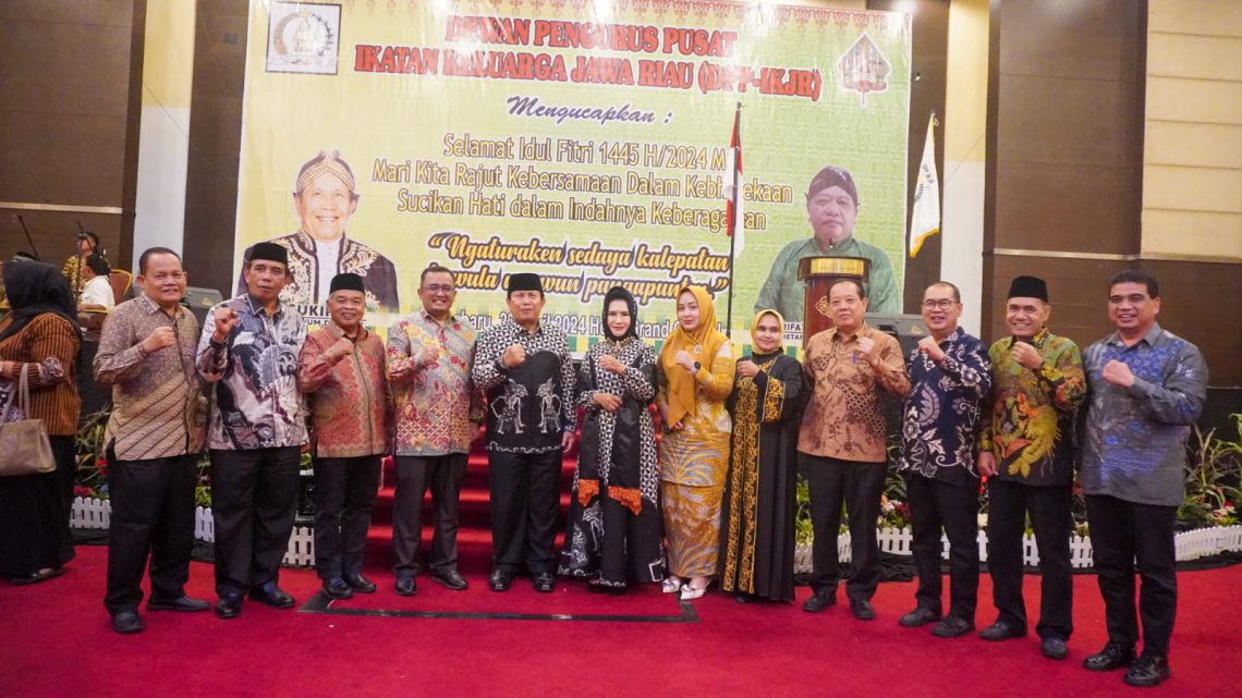 Bupati Rohul dan istri berfoto bersama dengan para tamu dan undangan pada acara halal bi halal keluarga IKJR di Pekanbaru
Foto : Diskominfo Rohul