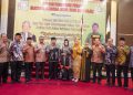 Bupati Rohul dan istri berfoto bersama dengan para tamu dan undangan pada acara halal bi halal keluarga IKJR di Pekanbaru
Foto : Diskominfo Rohul