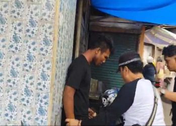 Pengedar di Pangeran Hidayat Buang Sabu ke Atap Musala Saat Digrebek Polisi