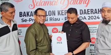 Bakal Calon Wakil Gubernur Riau Sofyan Siroj Resmi Serahkan Berkas Pendaftaran ke PKS