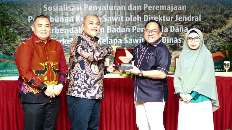 Direktur Dana dan Jasa BRK Syariah, MA Suharto menyerahkan cenderamata kepada narasumber sosialisasi Penyaluran dan Peremajaan Perkebunan Kelapa Sawit.