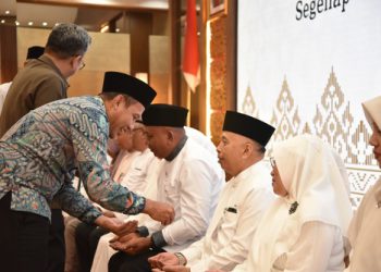 Direktur Kepatuhan dan Manajemen Risiko, Fajar Restu Febriansyah memberikan tepung tawar kepada pegawai BRKS yang akan berangkat haji