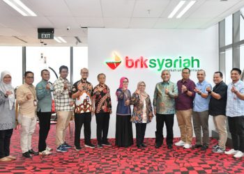 Direktur Dana dan Jasa BRK Syariah foto bersama dengan Direktur Pembiayaan Syariah Direktorat Jenderal Pengelolaan Pembiayaan dan Risiko (DJPPR) Kementrian Keuangan RI, Dwi Irianti di Menara BRK Syariah Pekanbaru