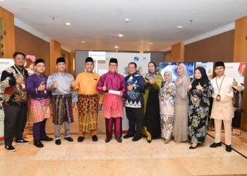 Foto Bersama Direktur Dana dan Jasa BRK Syariah MA Suharto bersama Gubernur Riau pada masanya Rusli Zainal di booth BRK Syariah