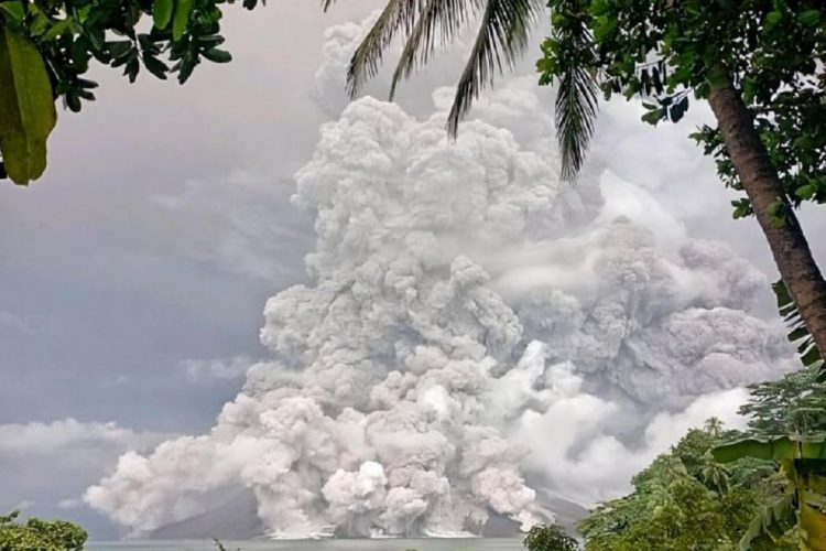 Erupsi Gunung Raung Bakal Tenggelamkan Pulau Tagulandang (HOAKS)