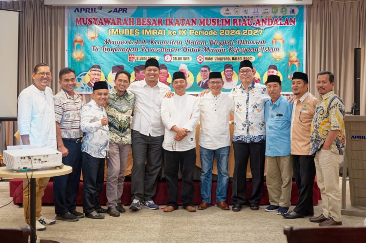 Ketua terpilih foto bersama dengan peserta dan undangan pada Mubes IX IMRA RAPP, di Hotel Unigraha Riau Kompleks, Pangkalan Kerinci, Kabupaten Pelalawan.