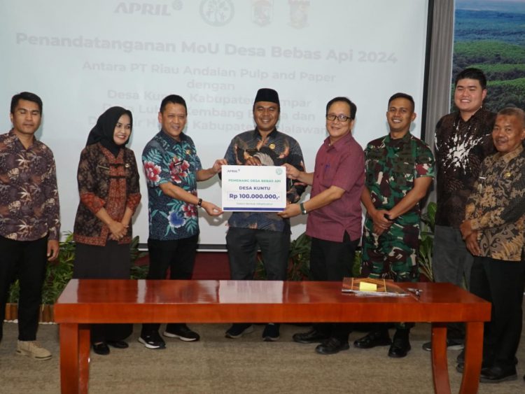 Penandatanganan Memorandum of Understanding (MoU) sebagai bentuk kolaborasi antara RAPP dengan 3 desa di Kabupaten Pelalawan dan Kabupaten Kampar. 