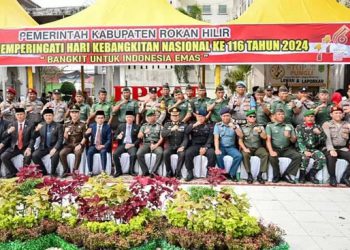 Ketua DPRD Rohil Maston SH (lima kiri) foto bersama dengan Bupati Rohil Afrizal, forkopimda, pegawai dan sejumlah pihak usai peringatan Harkitnas ke-116.