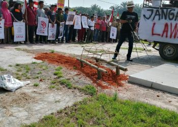 Ratusan Masyarakat Balai Jaya Gelar Aksi Demo di Kantor Camat