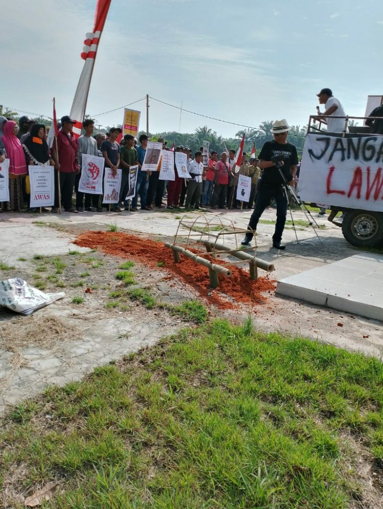 Ratusan Masyarakat Balai Jaya Gelar Aksi Demo di Kantor Camat