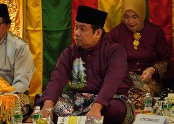 Ketua DPRD Riau, Yuliasman hadir pada saat Penganugerahan Gelar Adat Kajati Riau Akmal Abbas