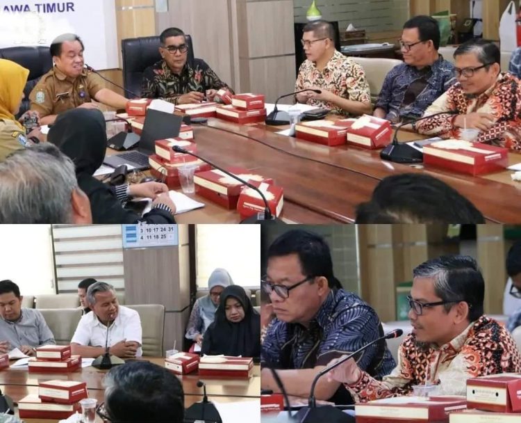 Kabid Sungai PU Jatim dan Ketua Pansus Parisman Ihwan pimpin pertemuan
(Foto : Humas DPRD Riau)