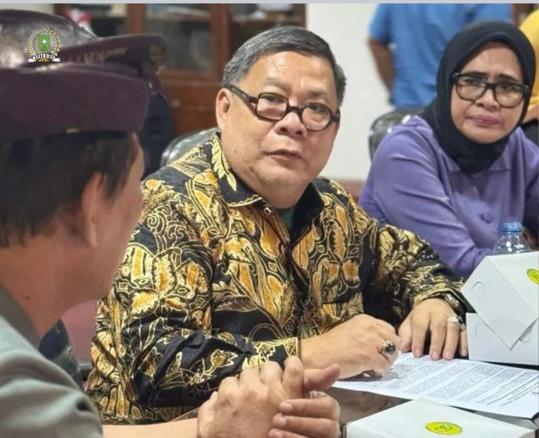 Anggota Pansus DPRD Riau, Marwan Yohanis saat mendengarkan penjelasan pihak DPRD Bali.